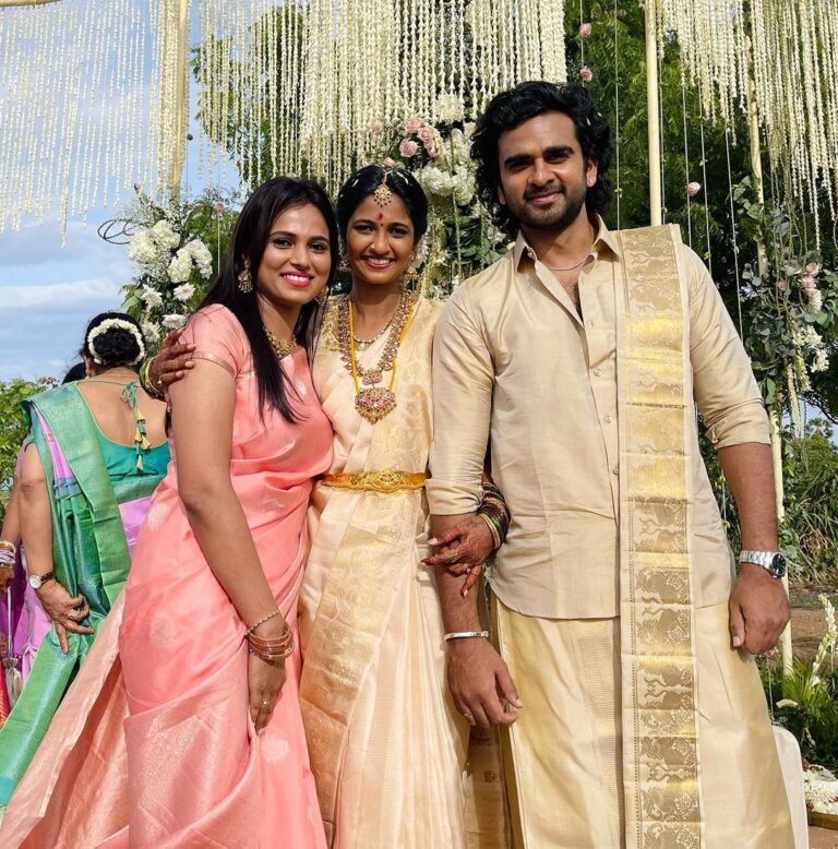 Ramya Pandian Instagram - Happy married life my dear Kanmani @keerthipandian ♥️and welcome to our family our dearest Maapilai @ashokselvan 🤗 #familywedding