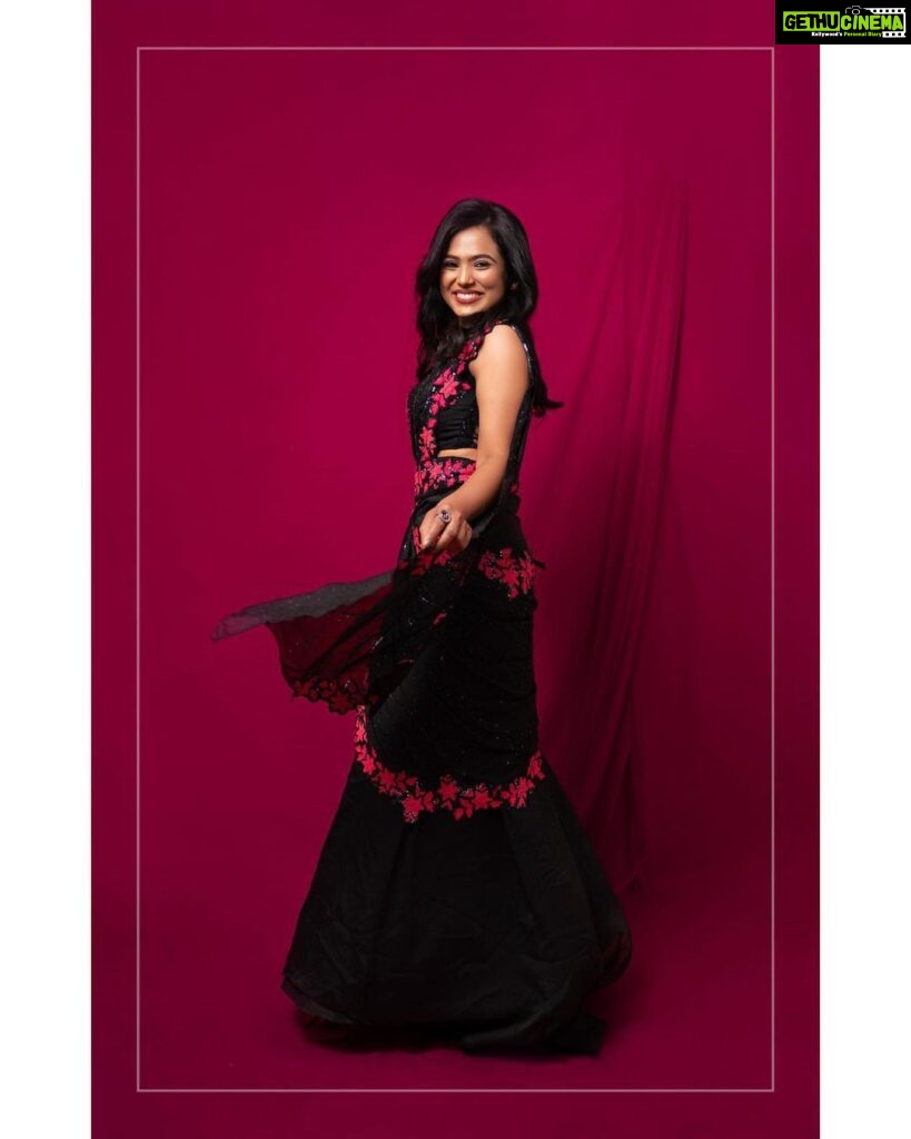 Ramya Pandian Instagram - When you’re happy and you know it 💃🏻🧿 Photography & Styling - @anupamasindhia ; Photography Team - @livingin24fps ; Outfit - @sidneysladen ; MUA - @anupama.krishnamachari ; Jewellery - @fineshinejewels #ramyapandian