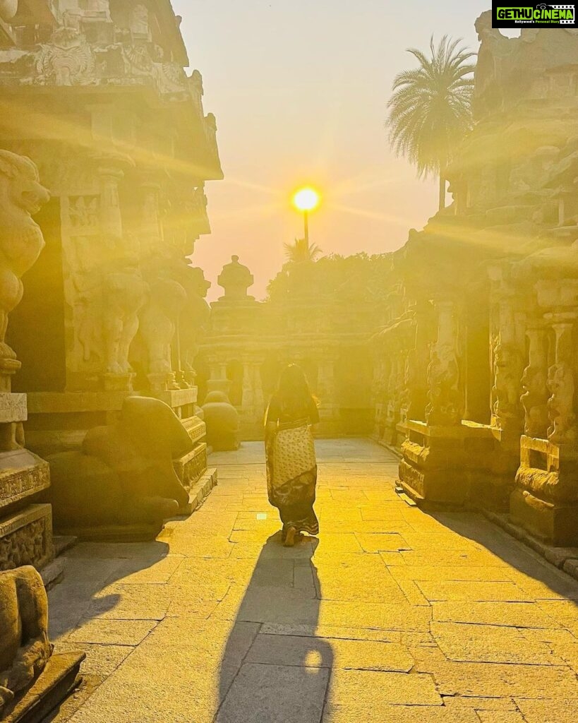 Ramya Pandian Instagram - Enthralled by the Kanchipuram Kailasanathar temple architecture which is believed to be the first structural temple built in South-India around 700CE by Mighty Pallavan king Narasimhavarman II (Rajasimha). A Mind-blowing fact is that the Maverick Monarch Raja Raja Chozhan - I visited this temple and drew inspiration to build the exceptional Brihadeeswara temple at Thanjavur, such is the architectural marvel of this temple(wonder). 🙏🏼 Kanchi Kailasanathar Temple