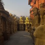Ramya Pandian Instagram - Enthralled by the Kanchipuram Kailasanathar temple architecture which is believed to be the first structural temple built in South-India around 700CE by Mighty Pallavan king Narasimhavarman II (Rajasimha). A Mind-blowing fact is that the Maverick Monarch Raja Raja Chozhan - I visited this temple and drew inspiration to build the exceptional Brihadeeswara temple at Thanjavur, such is the architectural marvel of this temple(wonder). 🙏🏼 Kanchi Kailasanathar Temple