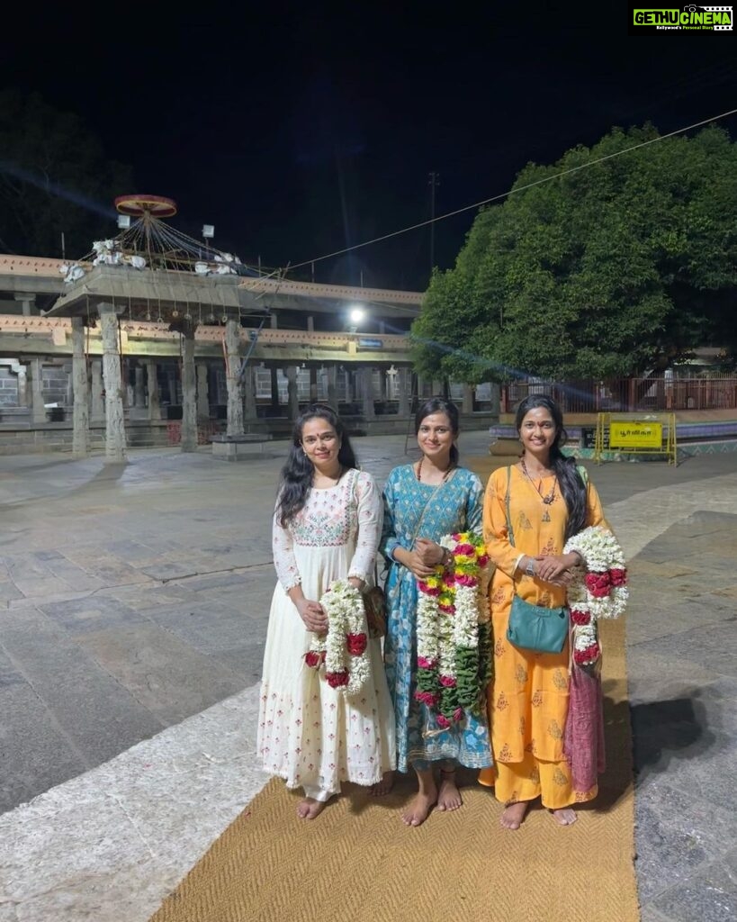 Ramya Pandian Instagram - After a great darshan at Tiruvannamalai Shivan temple, went on to walk the girivalam path for the first time. Having my sisters around and spending time with them adds to the experience ♥️ Just calm, quiet, beautiful and divine experience with full of positivity. @sundari_designer @keerthipandian #ramyapandian