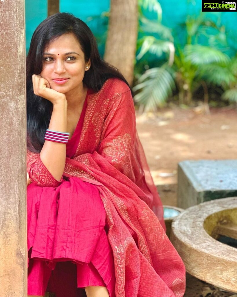Ramya Pandian Instagram - After a great darshan at Tiruvannamalai Shivan temple, went on to walk the girivalam path for the first time. Having my sisters around and spending time with them adds to the experience ♥️ Just calm, quiet, beautiful and divine experience with full of positivity. @sundari_designer @keerthipandian #ramyapandian
