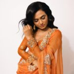 Ramya Pandian Instagram - Marigold summers ✨ Photography & styling @anupamasindhia Saree @prishostore Blouse @dithi.studio Make up @vedyaa.balakumar Hair styling @thamizh.hairstylist Earrings @rajianand Team @livingin24fps #ramyapandian