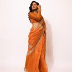 Ramya Pandian Instagram - Marigold summers ✨ Photography & styling @anupamasindhia Saree @prishostore Blouse @dithi.studio Make up @vedyaa.balakumar Hair styling @thamizh.hairstylist Earrings @rajianand Team @livingin24fps #ramyapandian