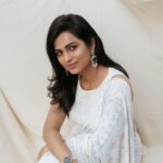 Ramya Pandian Instagram - Vellai nirame vellai nirame 🤍 Vizhiyil paadhi undhan nirame Mazhaiyil mulaiyum thumbai nirame…. Photography @anupamasindhia Saree @bholi_by_vartika Blouse @dithi.studio Earrings @pureallure.in Styling @anupamasindhia #ramyapandian