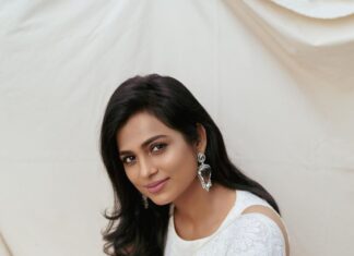Ramya Pandian Instagram - Vellai nirame vellai nirame 🤍 Vizhiyil paadhi undhan nirame Mazhaiyil mulaiyum thumbai nirame…. Photography @anupamasindhia Saree @bholi_by_vartika Blouse @dithi.studio Earrings @pureallure.in Styling @anupamasindhia #ramyapandian