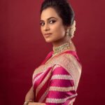 Ramya Pandian Instagram - அனைவருக்கும் தமிழர் திருநாள் வாழ்த்துகள் 🙏🏼 Photographer @bharanikumar_ Make up @kalwon_beauty Hair styling @ganesh_hair_architect Saree @real_weaverstory Blouse @dithi.studio Styling @fashionsignatureofficial Jewellery @konikajewellery #ramyapandian #happypongal