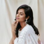 Ramya Pandian Instagram - Vellai nirame vellai nirame 🤍 Vizhiyil paadhi undhan nirame Mazhaiyil mulaiyum thumbai nirame…. Photography @anupamasindhia Saree @bholi_by_vartika Blouse @dithi.studio Earrings @pureallure.in Styling @anupamasindhia #ramyapandian