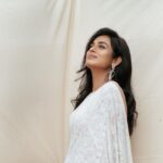 Ramya Pandian Instagram - Vellai nirame vellai nirame 🤍 Vizhiyil paadhi undhan nirame Mazhaiyil mulaiyum thumbai nirame…. Photography @anupamasindhia Saree @bholi_by_vartika Blouse @dithi.studio Earrings @pureallure.in Styling @anupamasindhia #ramyapandian