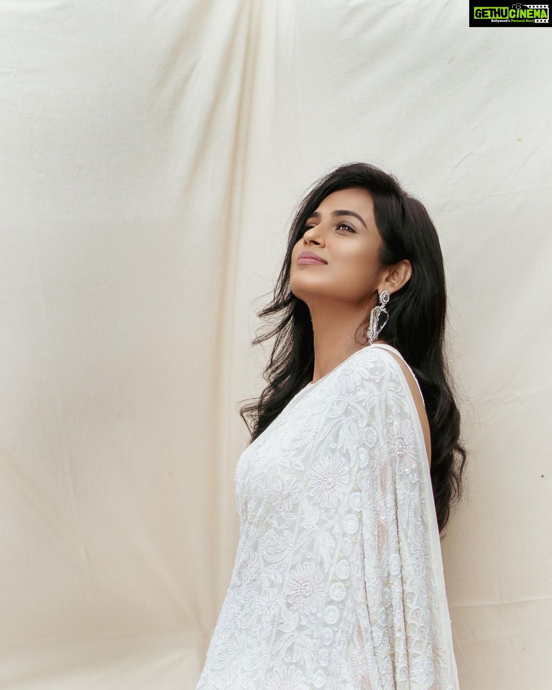 Ramya Pandian Instagram - Vellai nirame vellai nirame š¤ Vizhiyil paadhi undhan nirame Mazhaiyil mulaiyum thumbai nirameā¦. Photography @anupamasindhia Saree @bholi_by_vartika Blouse @dithi.studio Earrings @pureallure.in Styling @anupamasindhia #ramyapandian