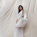 Ramya Pandian Instagram - Vellai nirame vellai nirame 🤍 Vizhiyil paadhi undhan nirame Mazhaiyil mulaiyum thumbai nirame…. Photography @anupamasindhia Saree @bholi_by_vartika Blouse @dithi.studio Earrings @pureallure.in Styling @anupamasindhia #ramyapandian