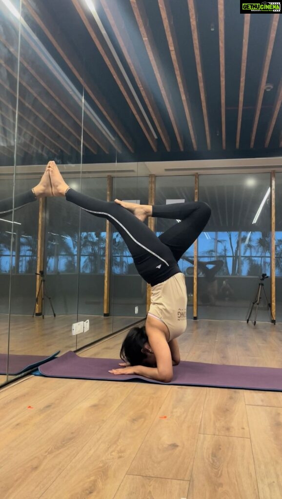 Ramya Pandian Instagram - The slightest of variation goes a long way in practicing a headstand. When the head is turned, the balance depends on the shoulder strength and it was DIFFICUILT !!!! All about balance and core strength. All about practice. @yogaartiyog #yoga #yogapractice #yogagirl #yogalove 🧘‍♀ #ramyapandian