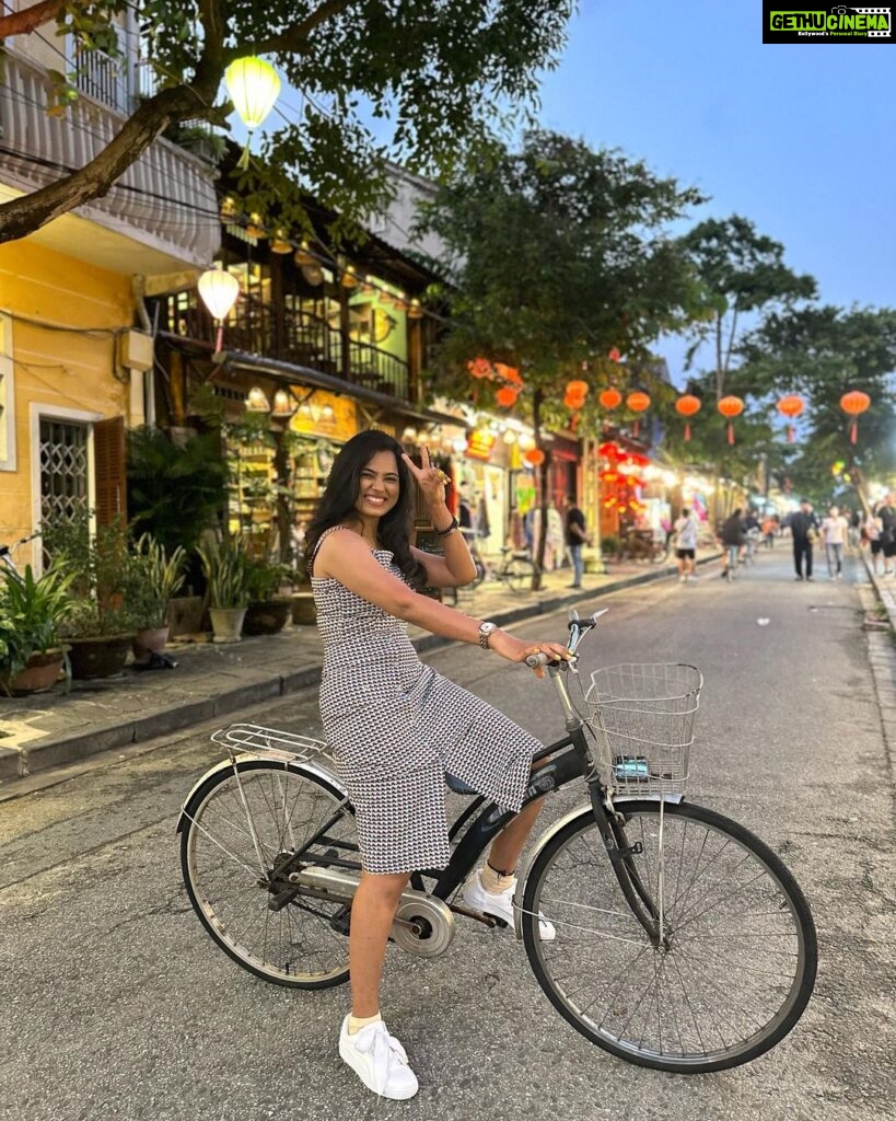 Ramya Pandian Instagram - Easily the most charming town where the streets come alive🤩 Wished for luck through the laterns & cycled around the streets - Lost in the infectious joy and charm of Hoi An ♥️ @hoianmemoriesland @sunworldbanahills #hoian #rpvacays #wishes #laterns #vietnam #memories Hội An, Đà Nẵng