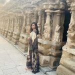 Ramya Pandian Instagram - Enthralled by the Kanchipuram Kailasanathar temple architecture which is believed to be the first structural temple built in South-India around 700CE by Mighty Pallavan king Narasimhavarman II (Rajasimha). A Mind-blowing fact is that the Maverick Monarch Raja Raja Chozhan - I visited this temple and drew inspiration to build the exceptional Brihadeeswara temple at Thanjavur, such is the architectural marvel of this temple(wonder). 🙏🏼 Kanchi Kailasanathar Temple