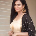 Ramya Pandian Instagram - Happy weekend insta fam! Outfit @label_ts_official @sundari_designer Photography @ayusharvind17 #ramyapandian