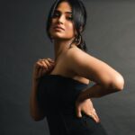 Ramya Pandian Instagram - Ray of light cutting through the dark… Photography & styling @anupamasindhia Make up and hair @pinkylohar Team @livingin24fps #ramyapandian