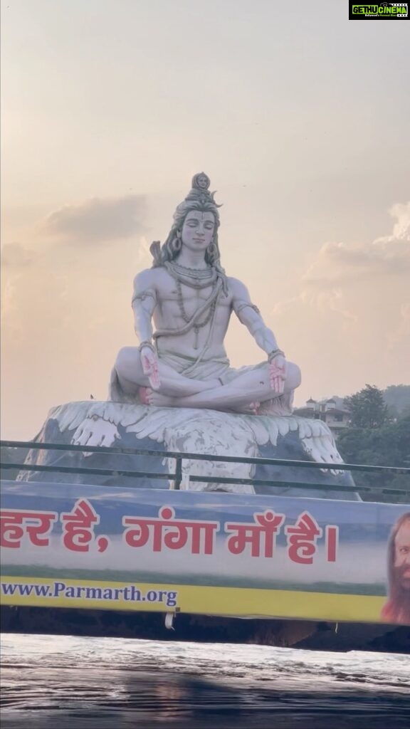 Ramya Pandian Instagram - Embracing the divine evening with Shiva: Witnessing the Ganga Arthi in Rishikesh, where Nature and Shiva’s blessings merge in harmony 🙏🏼✨♥
