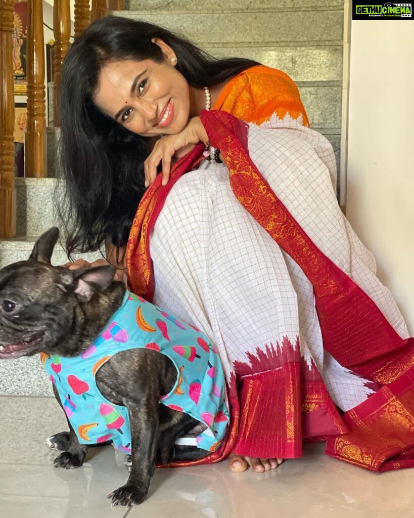 Ramya Pandian Instagram - Just Sunday afternoons at the pandian household 😍 Lovely saree from @studiovirupa ♥️ #saree #puppylove #ramyapandian