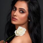 Ramya Pandian Instagram - Snowflake…. Photographer @dxgphotographer Styling @anupamasindhia Make up @kalwon_beauty Hair styling @ganesh_hair_architect #ramyapandian