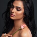 Ramya Pandian Instagram - Serenity…. Photographer @dxgphotographer Styling @anupamasindhia Make up @kalwon_beauty Hair styling @ganesh_hair_architect #ramyapandian