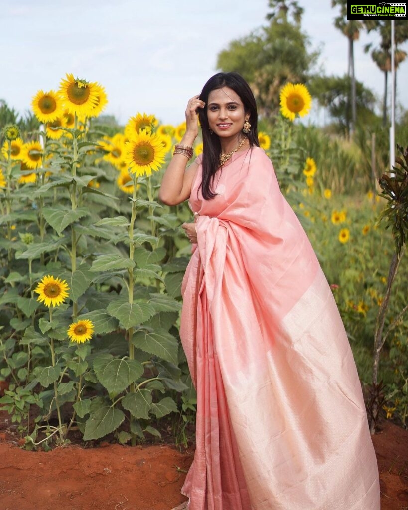 Ramya Pandian Instagram - “Making the most of the wedding decor… sunflowers and me.” 🌻 #lifeisbeautiful #positivevibes #happydays Tirunelveli