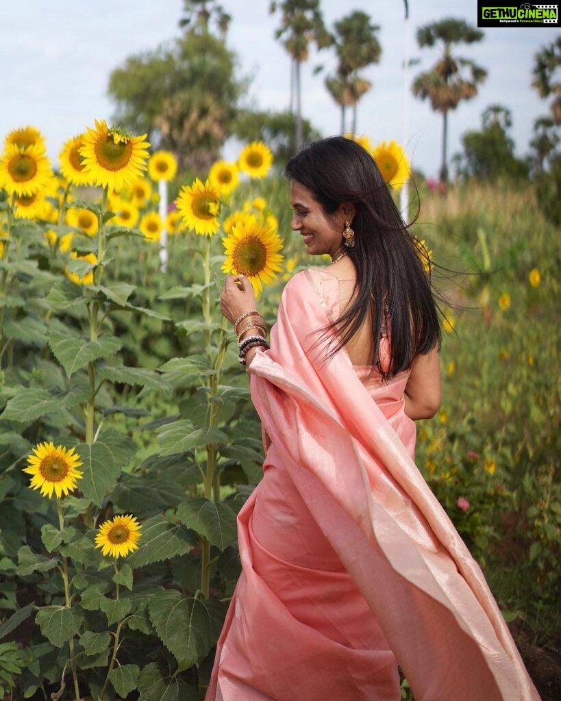 Ramya Pandian Instagram - “Making the most of the wedding decor… sunflowers and me.” 🌻 #lifeisbeautiful #positivevibes #happydays Tirunelveli