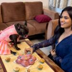 Ramya Pandian Instagram – Sharing birthdays with my favourite Leo – Chanel 🫶♥️🐾

#ramyapandian 
#frenchie #birthday