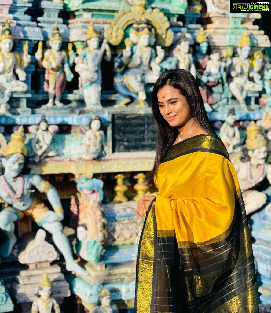 Ramya Pandian Instagram - Friday mornings.. fully positive…. Fully content 💛 #saree #temple #traditional #positivity