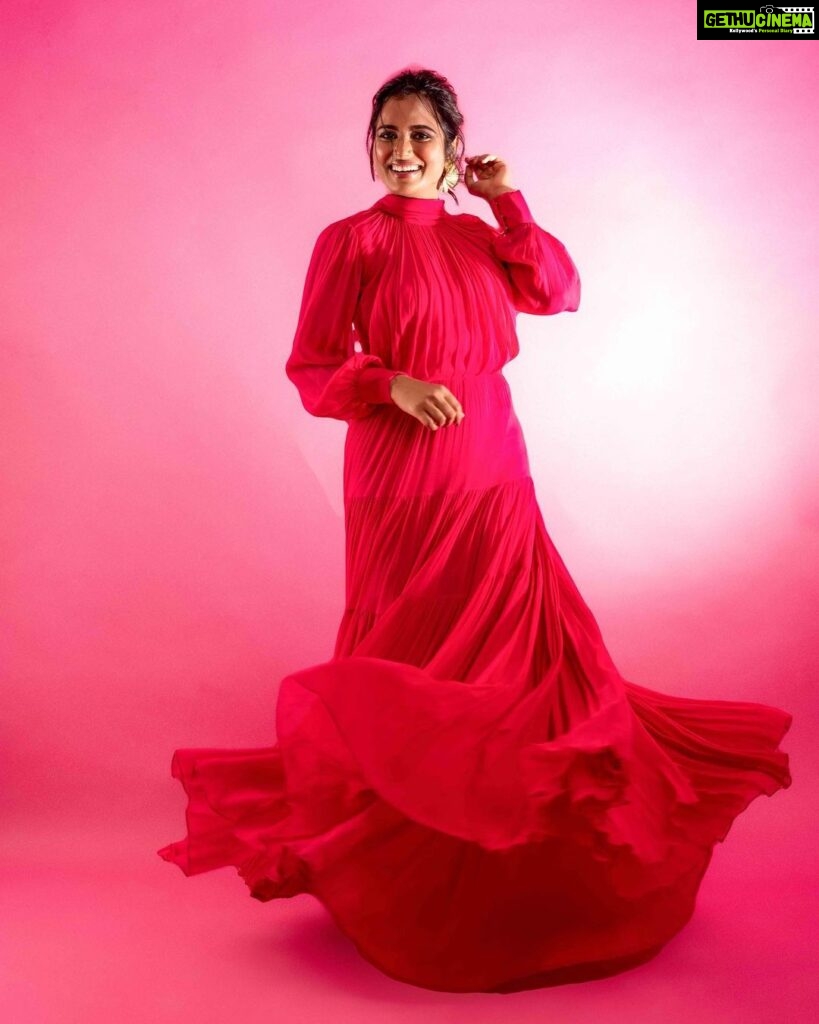 Ramya Pandian Instagram - Living it up in Pink 💖 Photography @palaniappansubramanyam Outfit & Styling @chaitanyarao_official Make up @kalwon_beauty Hair styling @soniyarameshbabu_muah #ramyapandian #photography #photoshoots