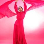 Ramya Pandian Instagram - Living it up in Pink 💖 Photography @palaniappansubramanyam Outfit & Styling @chaitanyarao_official Make up @kalwon_beauty Hair styling @soniyarameshbabu_muah #ramyapandian #photography #photoshoots