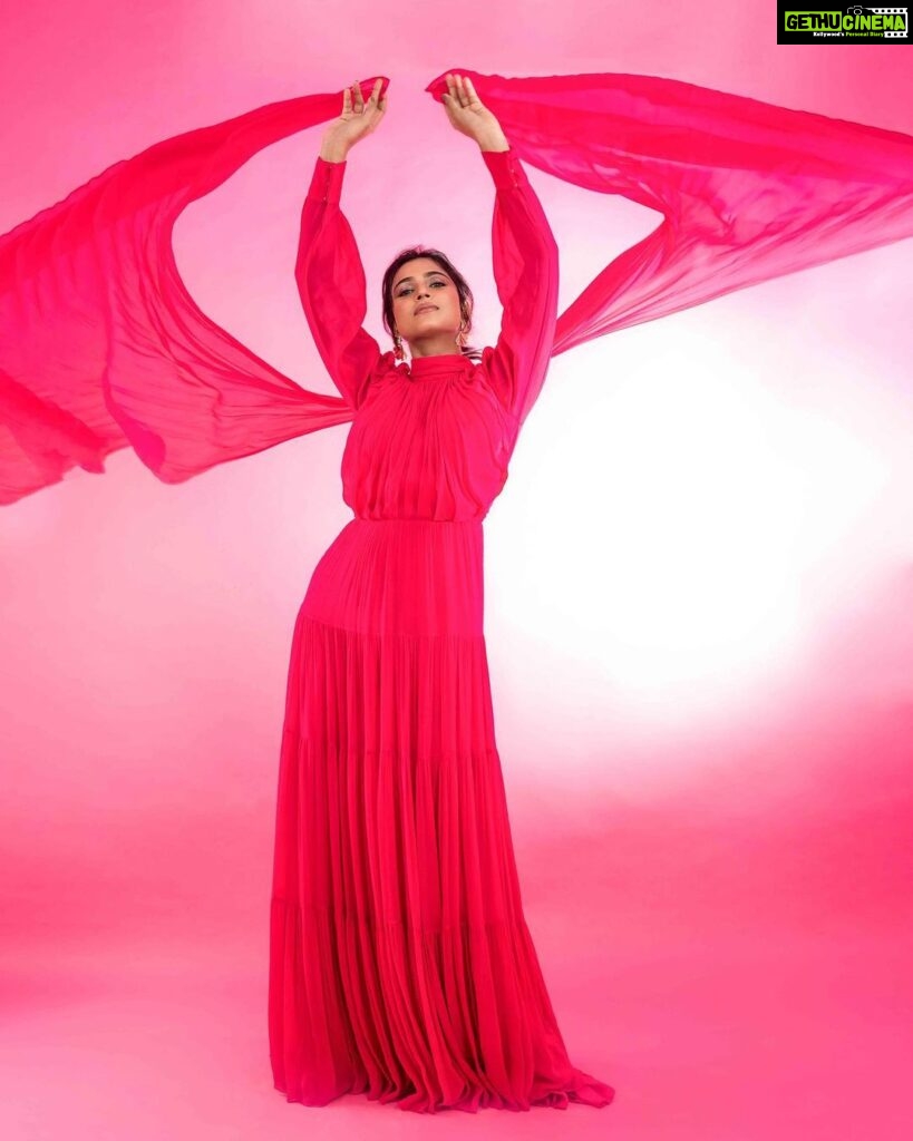 Ramya Pandian Instagram - Living it up in Pink 💖 Photography @palaniappansubramanyam Outfit & Styling @chaitanyarao_official Make up @kalwon_beauty Hair styling @soniyarameshbabu_muah #ramyapandian #photography #photoshoots