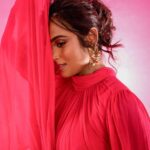 Ramya Pandian Instagram – BLUSH 💖

Photography @palaniappansubramanyam 

Outfit & Styling @chaitanyarao_official 

Make up @kalwon_beauty 

Hair styling @soniyarameshbabu_muah 

#ramyapandian 
#photography #photoshoots