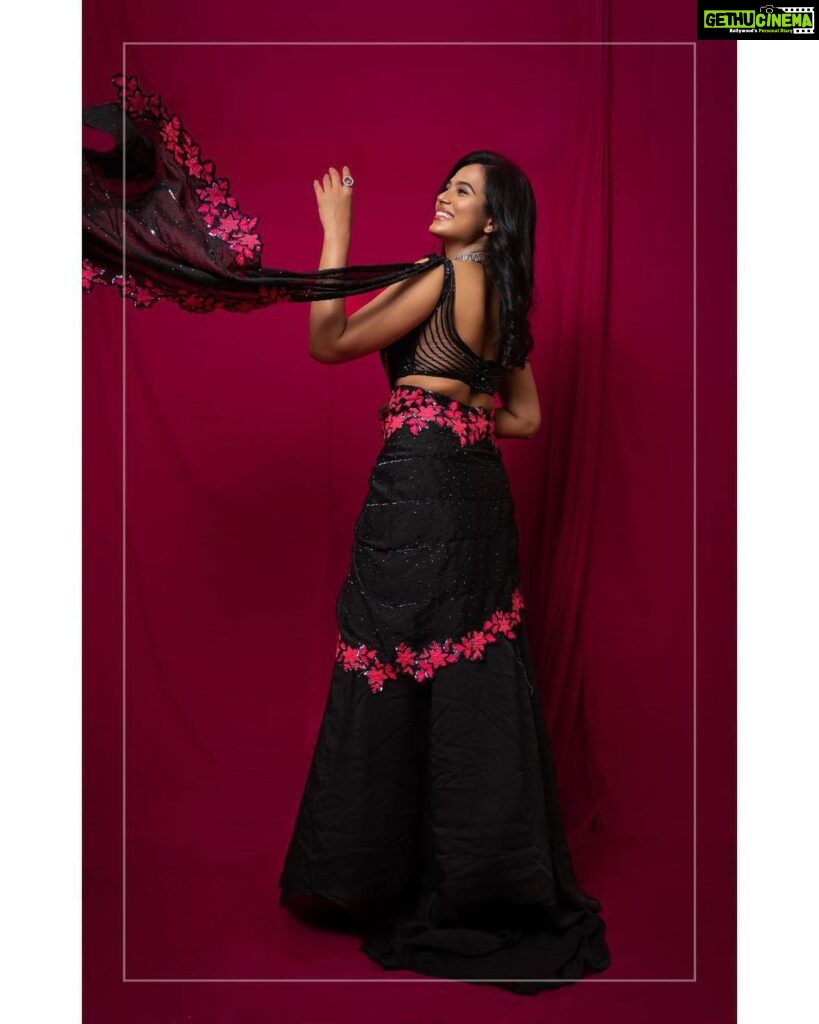 Ramya Pandian Instagram - When you’re happy and you know it 💃🏻🧿 Photography & Styling - @anupamasindhia ; Photography Team - @livingin24fps ; Outfit - @sidneysladen ; MUA - @anupama.krishnamachari ; Jewellery - @fineshinejewels #ramyapandian