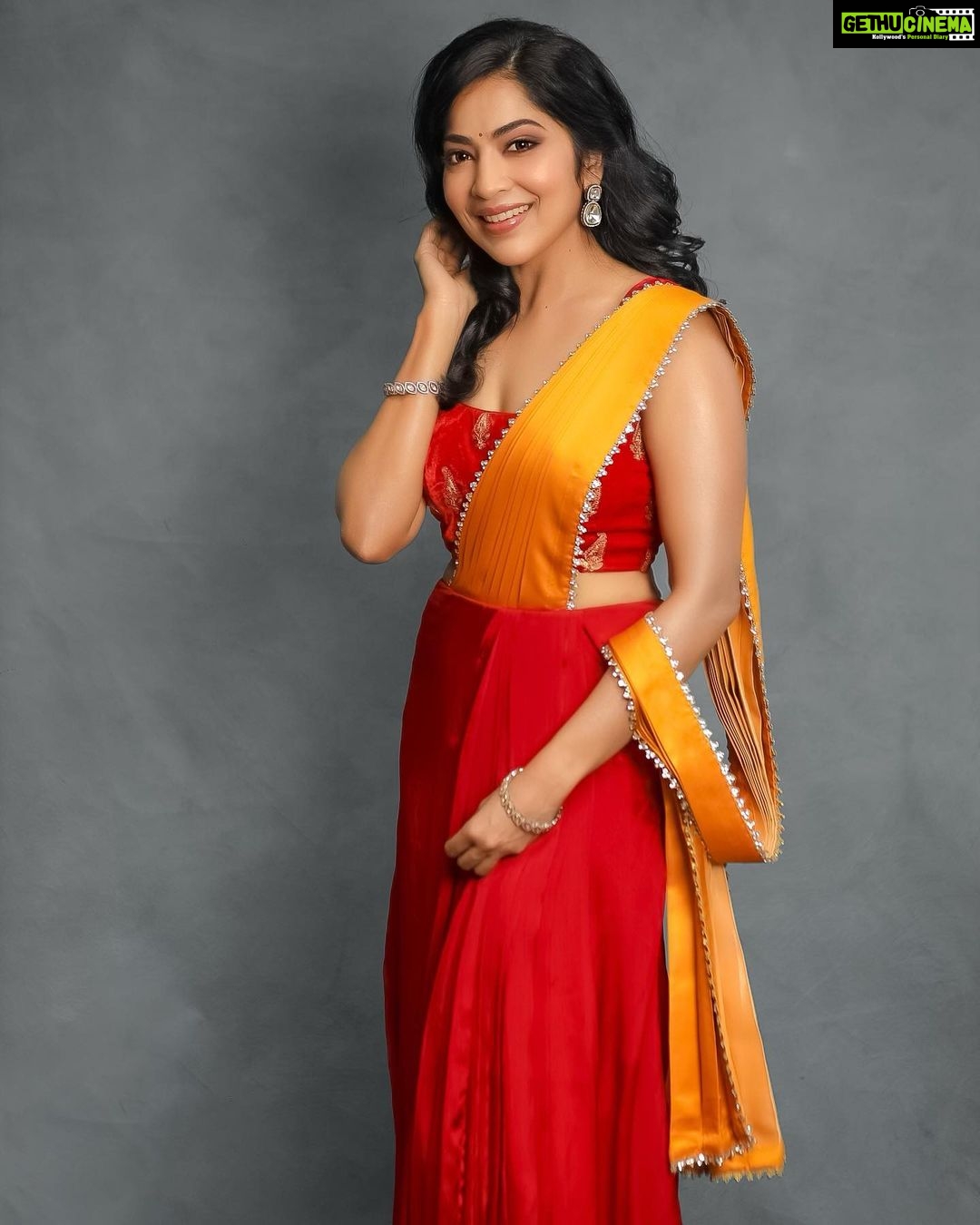 Ramya Subramanian Instagram - #JAILERAUDIOLAUNCH It canβt get better than this !!! ππ»ππ»ππ»ππ»ππ»ππ»ππ»ππ»ππ»ππ» Eternally grateful for being the host and I havenβt stopped smiling since this day !!!π₯°πβΊοΈππ€©πβ₯οΈ Andrum Indrum Endrum β¦. SUPERSTAR-Ian π€©β₯οΈπ―ππ»π₯! Jailer Audio Launch to you today evening @suntv 6pm IST . A spl mention one to @nandhithaadithya for being the saviour and my stylist on this one π€ Here goes my amazing team who made me look this β₯οΈππ»π Outfit - @turquoisedesignstudio Jewels - @mspinkpantherjewel πππ»ββοΈ- @kabooki_mua πΈ- @ojascreativephotography