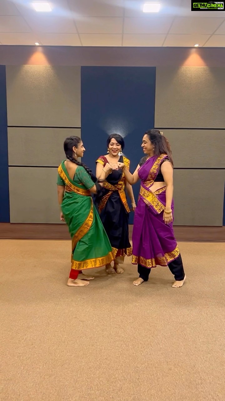 Ramya Subramanian Instagram - This is what you get when we βclassi-fyβa kuthu number!!!πβ₯οΈπ Sollunga Nanbas/Nanbis , Neenga Ready a? π
ππ»ββοΈπ«°π»ππ» #LeoThalapathy #NaaReadyDance @arrowin1112 @smartovaries