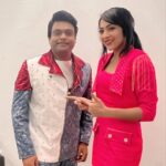 Ramya Subramanian Instagram - I witnessed a spectacle like never before with a crowd of 50,000 and more audience coming together for this one man @jharrisjayaraj 🕺🏻🙏🏻🤍!!!!! So honored to have been a part of the record breaking concert series #HeartsOfHarris 3.0 and 4.0 …🤍🥹 Thank you to the most humble @jharrisjayaraj sir ,the wonder woman who does it all @sumaharris Mam and @malikstreams @msgold.my for this golden opportunity !!!🙏🏻🙏🏻🙏🏻 Music Forever 🤍🙌🏻🫶🏻😇
