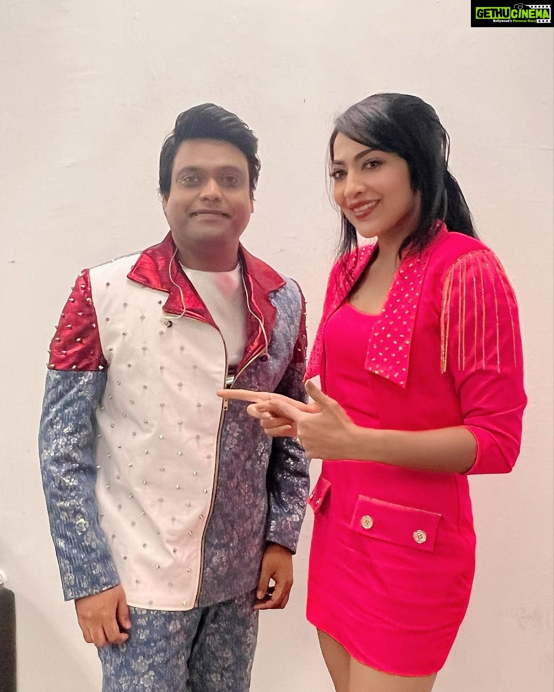 Ramya Subramanian Instagram - I witnessed a spectacle like never before with a crowd of 50,000 and more audience coming together for this one man @jharrisjayaraj πΊπ»ππ»π€!!!!! So honored to have been a part of the record breaking concert series #HeartsOfHarris 3.0 and 4.0 β¦π€π₯Ή Thank you to the most humble @jharrisjayaraj sir ,the wonder woman who does it all @sumaharris Mam and @malikstreams @msgold.my for this golden opportunity !!!ππ»ππ»ππ» Music Forever π€ππ»π«Άπ»π