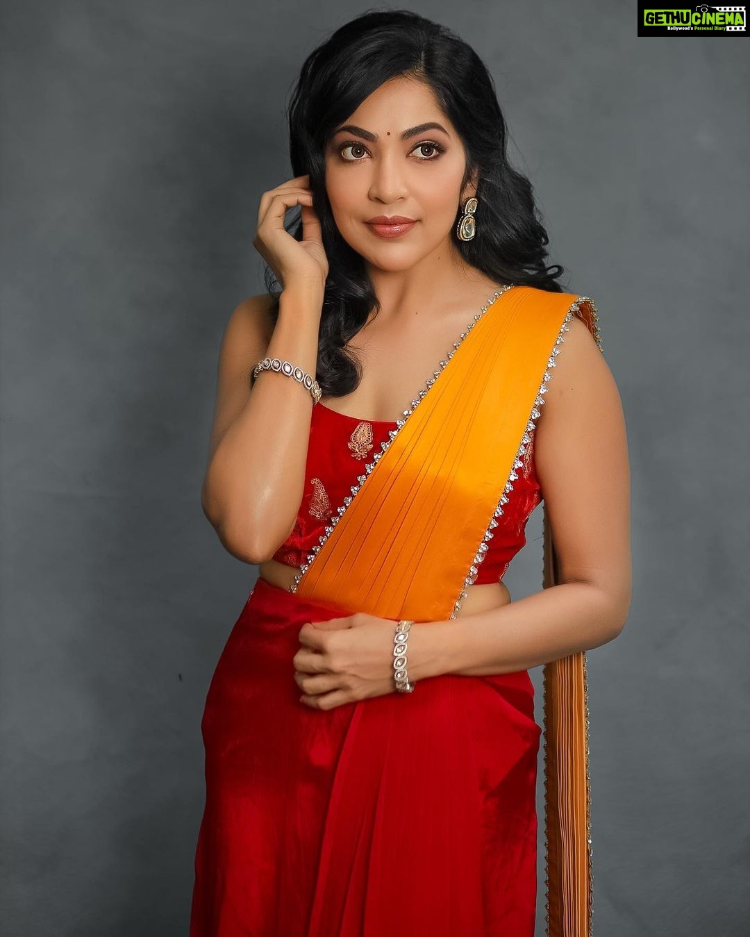 Ramya Subramanian Instagram - #JAILERAUDIOLAUNCH It canβt get better than this !!! ππ»ππ»ππ»ππ»ππ»ππ»ππ»ππ»ππ»ππ» Eternally grateful for being the host and I havenβt stopped smiling since this day !!!π₯°πβΊοΈππ€©πβ₯οΈ Andrum Indrum Endrum β¦. SUPERSTAR-Ian π€©β₯οΈπ―ππ»π₯! Jailer Audio Launch to you today evening @suntv 6pm IST . A spl mention one to @nandhithaadithya for being the saviour and my stylist on this one π€ Here goes my amazing team who made me look this β₯οΈππ»π Outfit - @turquoisedesignstudio Jewels - @mspinkpantherjewel πππ»ββοΈ- @kabooki_mua πΈ- @ojascreativephotography