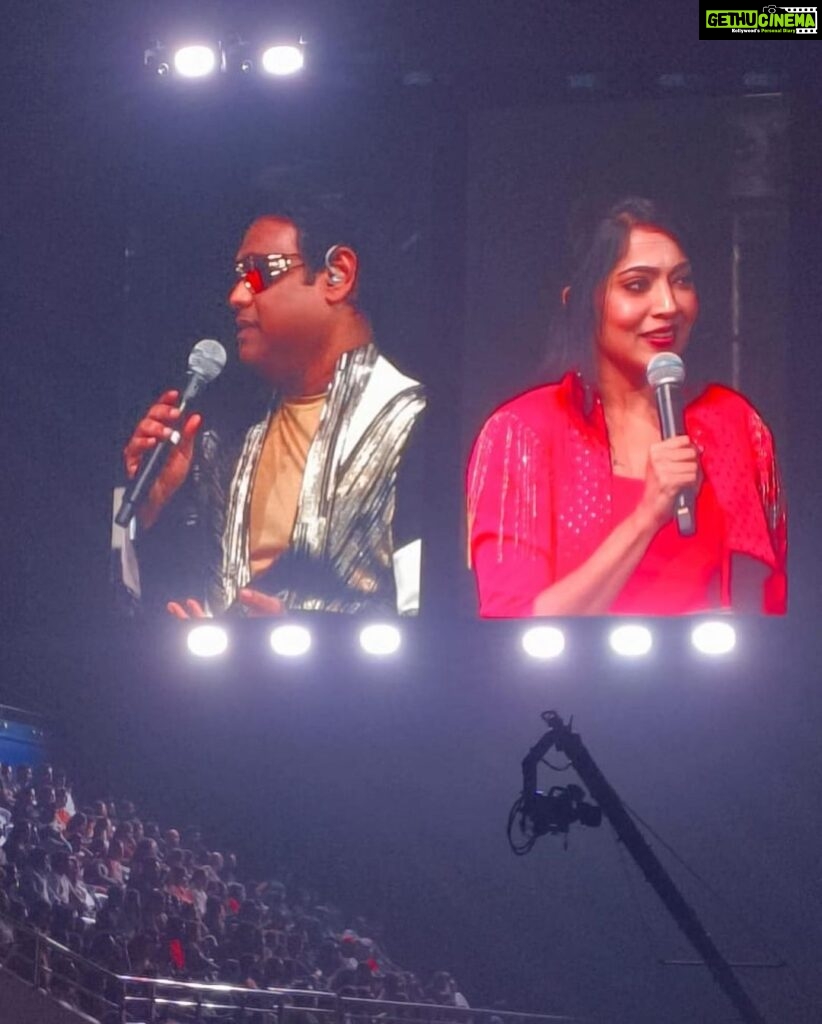 Ramya Subramanian Instagram - I witnessed a spectacle like never before with a crowd of 50,000 and more audience coming together for this one man @jharrisjayaraj 🕺🏻🙏🏻🤍!!!!! So honored to have been a part of the record breaking concert series #HeartsOfHarris 3.0 and 4.0 …🤍🥹 Thank you to the most humble @jharrisjayaraj sir ,the wonder woman who does it all @sumaharris Mam and @malikstreams @msgold.my for this golden opportunity !!!🙏🏻🙏🏻🙏🏻 Music Forever 🤍🙌🏻🫶🏻😇