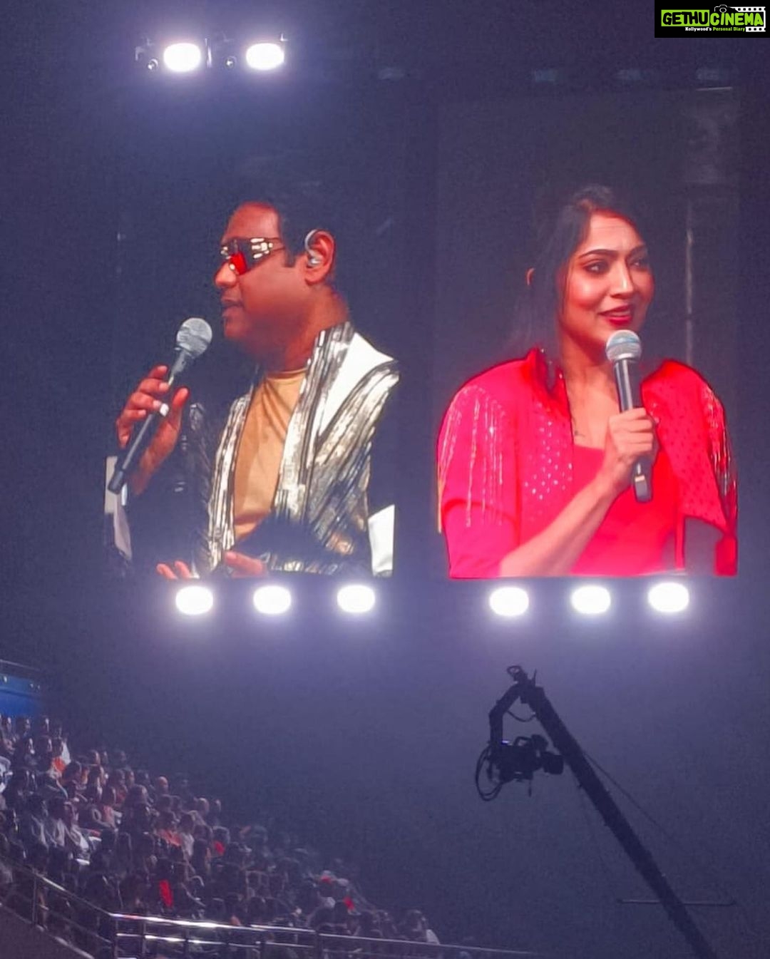 Ramya Subramanian Instagram - I witnessed a spectacle like never before with a crowd of 50,000 and more audience coming together for this one man @jharrisjayaraj πΊπ»ππ»π€!!!!! So honored to have been a part of the record breaking concert series #HeartsOfHarris 3.0 and 4.0 β¦π€π₯Ή Thank you to the most humble @jharrisjayaraj sir ,the wonder woman who does it all @sumaharris Mam and @malikstreams @msgold.my for this golden opportunity !!!ππ»ππ»ππ» Music Forever π€ππ»π«Άπ»π