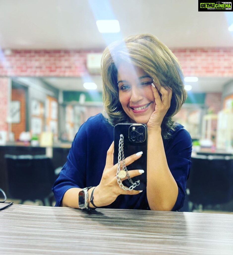 Ranjini Haridas Instagram - Hair care @mirrormagicunisexsalon with @santhosh_mirror_magic #haircolour #toning #ashbrown #hairmaintenance #manestory