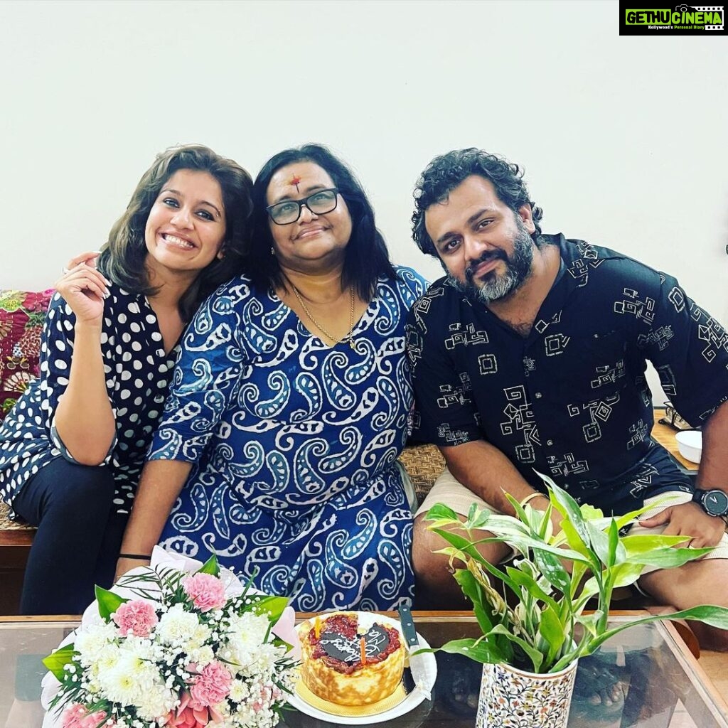 Ranjini Haridas Instagram - Fam-bam and Birthday jam 😬❤️🤗 @haridassujatha @sreepriyan #family #birthdaygirl #cake #flowers #dinnertime