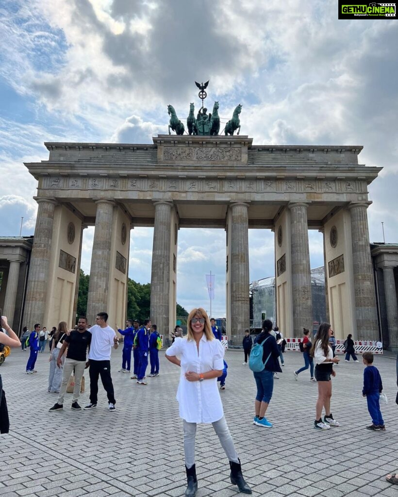 Ranjini Haridas Instagram - Brandenburg Tor The Brandenburg Gate is Berlin's most famous landmark and a must-see for all visitors. A symbol of German division during the Cold War, it is now a national symbol of peace and unity. Brandenburger Tor, Berlín.