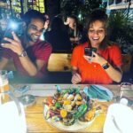 Ranjini Haridas Instagram - Photographer and light boy at work !!!😂 @tijomaliakal @robinjives #dinnertime #frankfurt #drinks #picoftheday #tapas