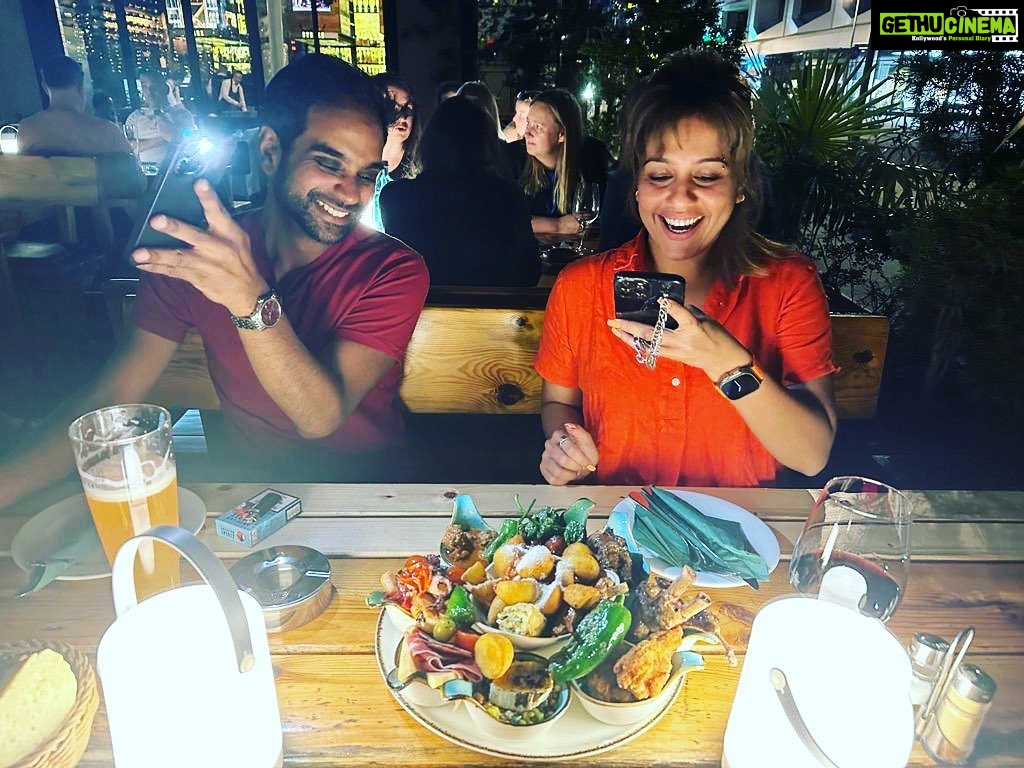 Ranjini Haridas Instagram - Photographer and light boy at work !!!😂 @tijomaliakal @robinjives #dinnertime #frankfurt #drinks #picoftheday #tapas