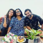 Ranjini Haridas Instagram - Fam-bam and Birthday jam 😬❤️🤗 @haridassujatha @sreepriyan #family #birthdaygirl #cake #flowers #dinnertime