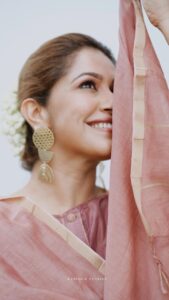 Ranjini Haridas Instagram - I love festive season and the joy it brings everyone !!!❤️ I also love this song and it ended up being a perfect fit for this edit so here we go !!!😂 Videography and editing @nithin_c_nandakumar Hair and make up @jaan_moni_das #festiveseason #onamishere #happiness #peace #prosperity #abundance #laughter #love #ranjiniharidas