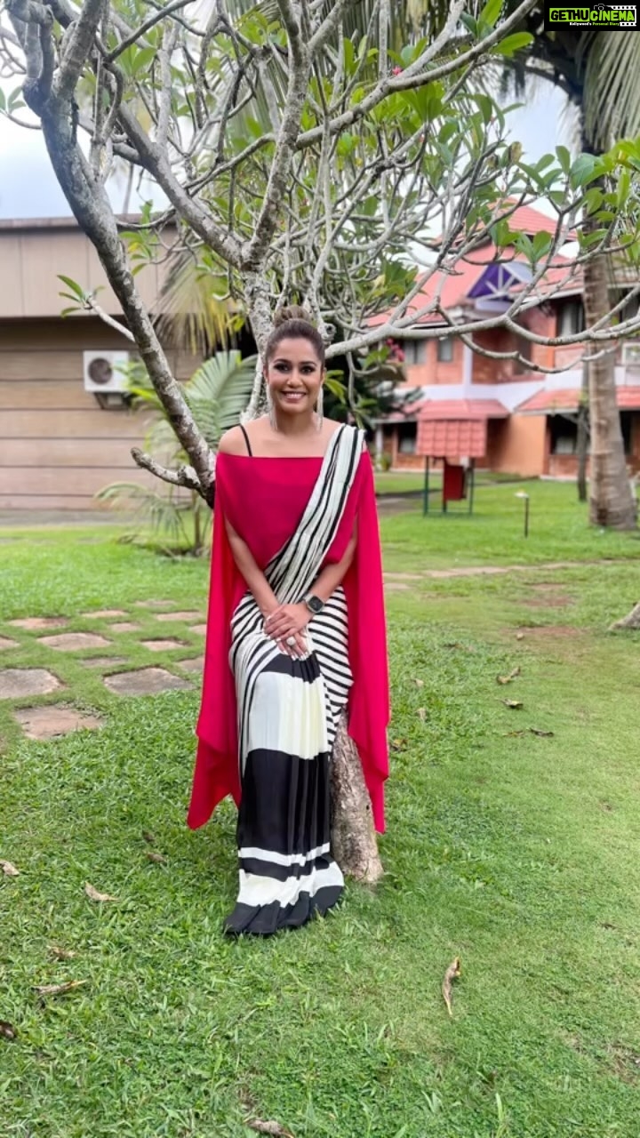 Ranjini Haridas Instagram - Just coz we took a million pics and I liked all of them !π Also #poserforlife π¬ Hair and makeup @jaan_moni_das Boho kaftan top @kahani_stories_in_thread Ready made saree @madebymilankochi #toomanypics #reelitfeelit #poserforlife #clickityclickityclick #workmode #dressup #hairandmakeup #nofilter #ranjiniharidas