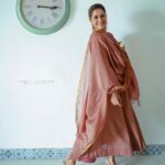 Ranjini Haridas Instagram - Coz the clock caught our fancy !!!😬 Photography @nithin_c_nandakumar Hair and makeup @jaanmonidasofficial #workmode #quickshoot #makeup #hair #gettingready #onamaroundthecorner #home #beingme #ranjiniharidas