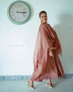 Ranjini Haridas Instagram - Coz the clock caught our fancy !!!😬

Photography @nithin_c_nandakumar 
Hair and makeup @jaanmonidasofficial 

#workmode #quickshoot #makeup #hair #gettingready #onamaroundthecorner #home #beingme #ranjiniharidas